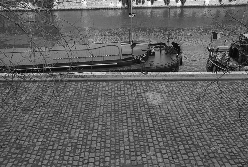 1975, Paris, Seine River. houseboat.