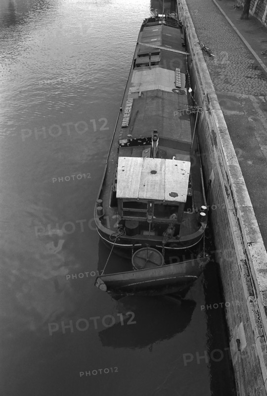 1975, Paris, Seine River. houseboat.