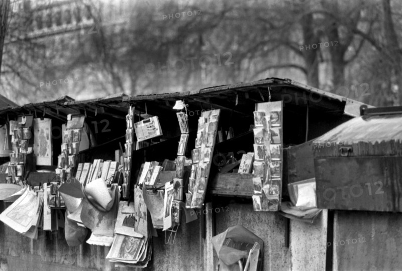 1975, Paris, Lungoseine. bouquiniste.