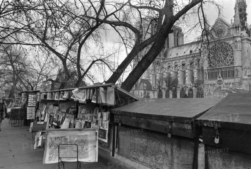 1975, Paris, Lungoseine. bouquiniste.