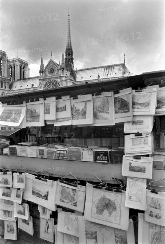 1975, Paris, Lungoseine. bouquiniste.