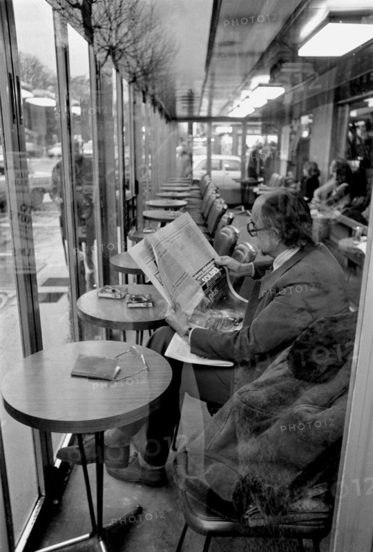 1975, Paris, bolulevard, bistro, bar, cafe. people.