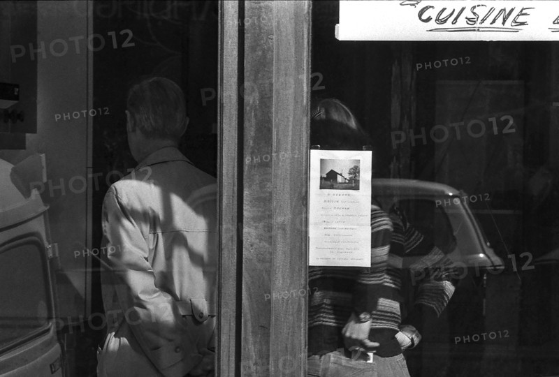 1975, Paris, bolulevard, bistro, bar, cafe. people.