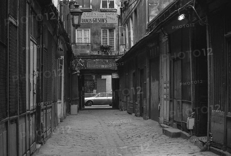 1975, Paris, Marais, passage.