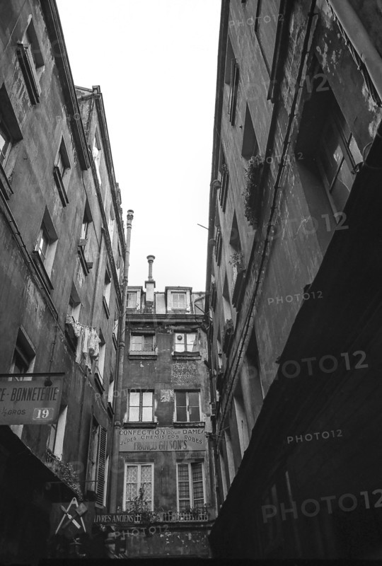 1975, Paris, Marais, passage.