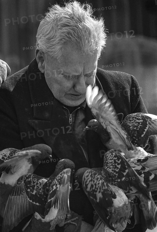 1975, Paris, Marais,  old man with pigeons.