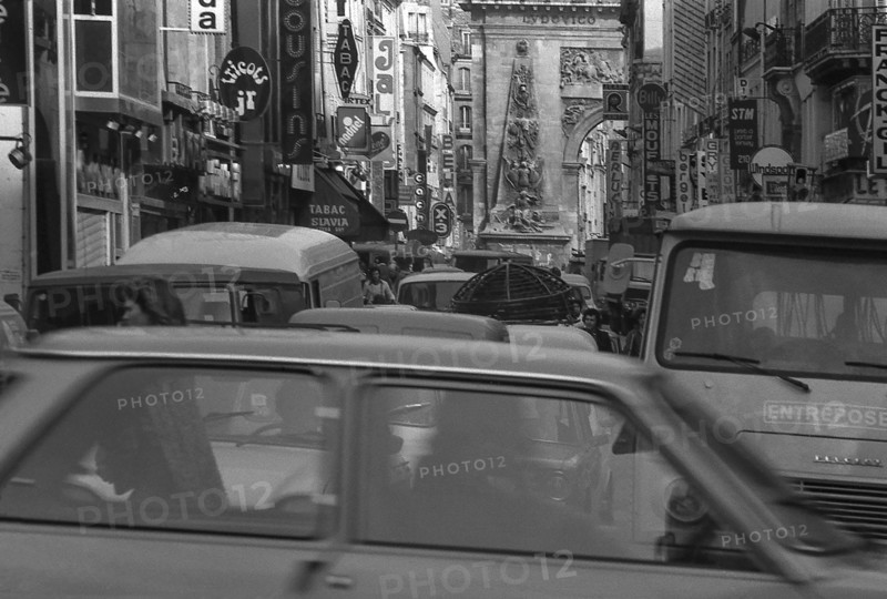 1975, Paris, Rive droite., Porte Saint Denis.