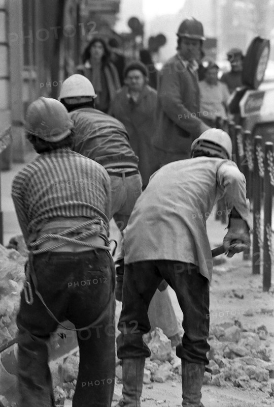 1975, Paris, Rive droite, men at work.