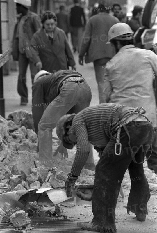 1975, Paris, Rive droite, men at work.