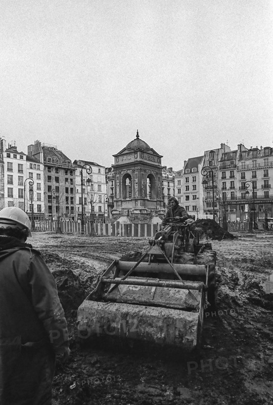 1975, Paris, Rive droite, men at work.