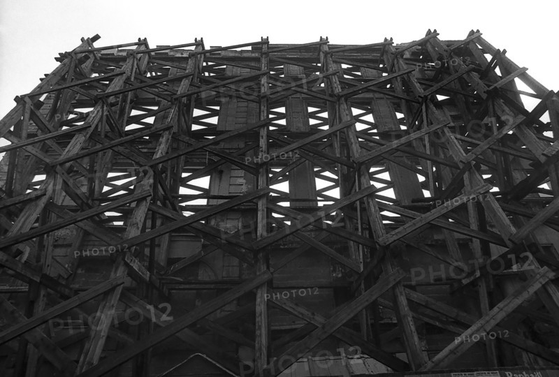 1975, Paris, Rive droite, building under demolition, bulkhead.