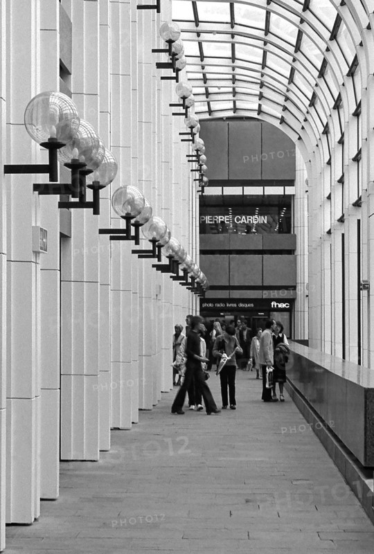 1976, Paris, Rive droite, Les Halles, shopping center.