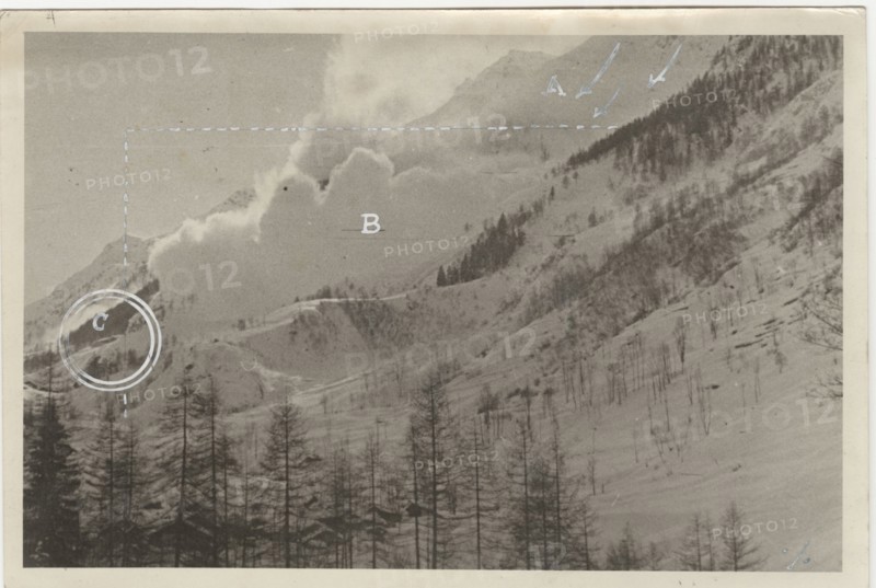 An avalanche shot during its fall