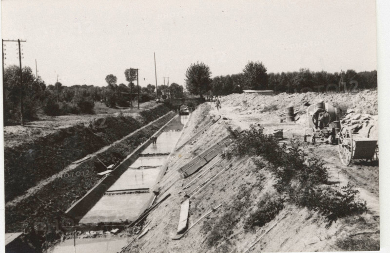 Hydraulic works in Valtidone, Italy. The enlargement and coating of the countour canal's concrete basement.