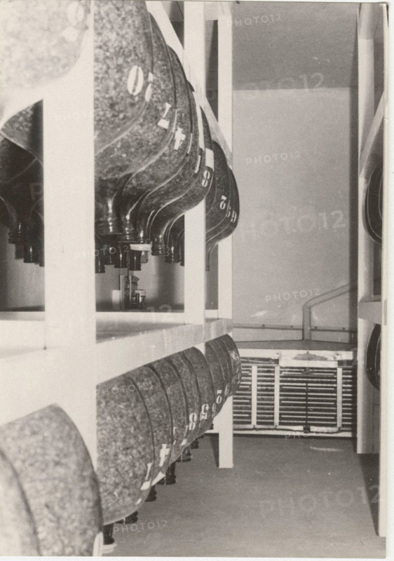 A thermohydro controlled van for the storage of seeds