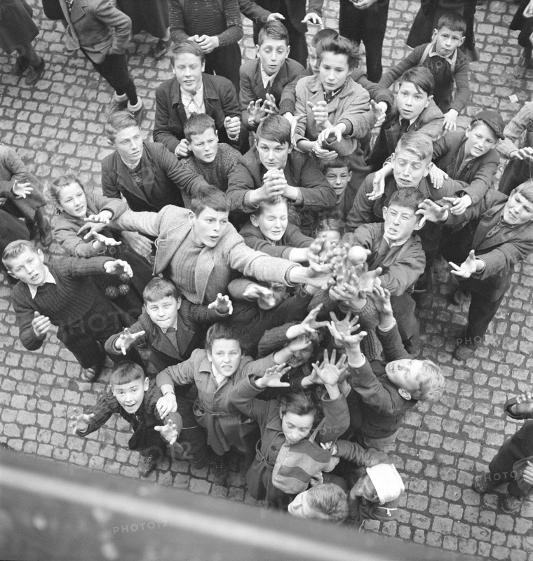 Children catching apples, carnival custom, Schwyz in 1950.