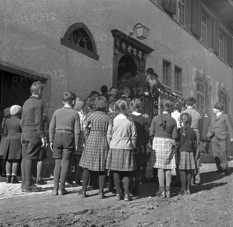 End of the school year in Meiringen, circa in 1943.