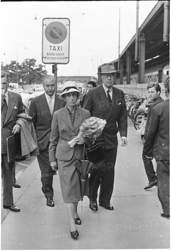 Gustaf VI. Adolf (r) and Louise of Sweden in Zurich, 1964.
