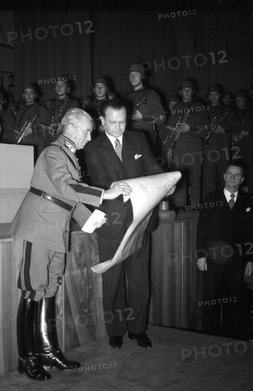 General Guisan visits concert in the Kongresshaus; 1940.