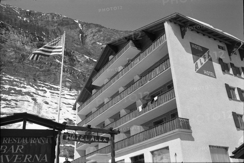U.S.-Verteidigungs minister Robert McNamara, Skiferien in Zermatt.