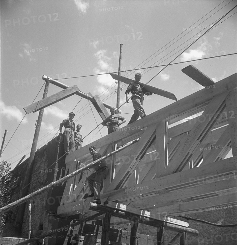 After high water: pioneer troop rebuilding bridge, Lodrino 1948.