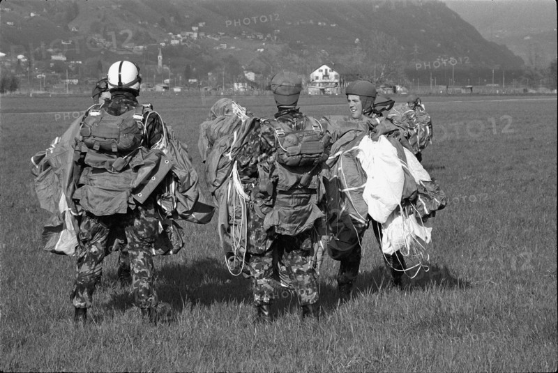 Parachute grenadiers after landing, Losone 1966.