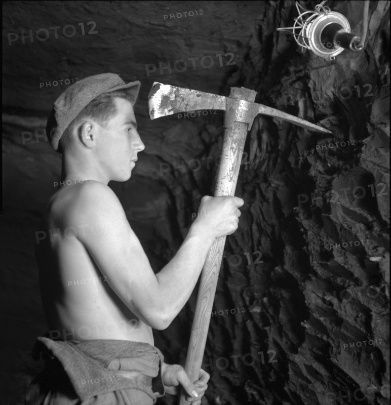 Miner in gallery; Grandson coal mine; 1943.