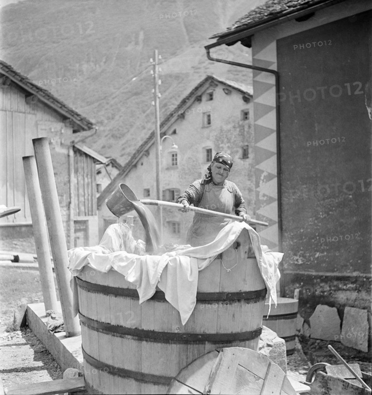 Women washing at the Hinterrhein, 1941.