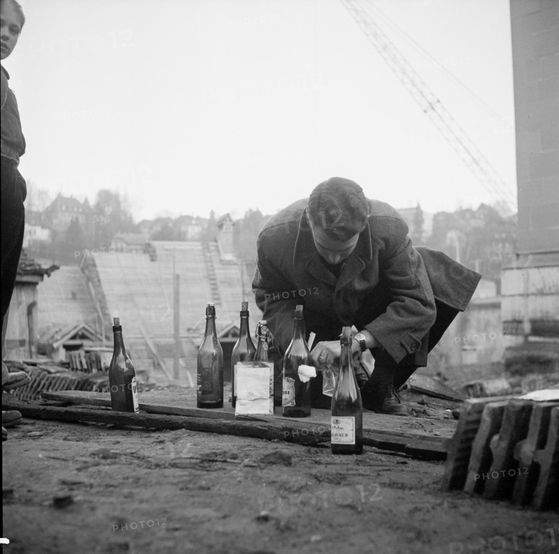 Road lesson in building Molotow-Cocktails, Berne 1956.