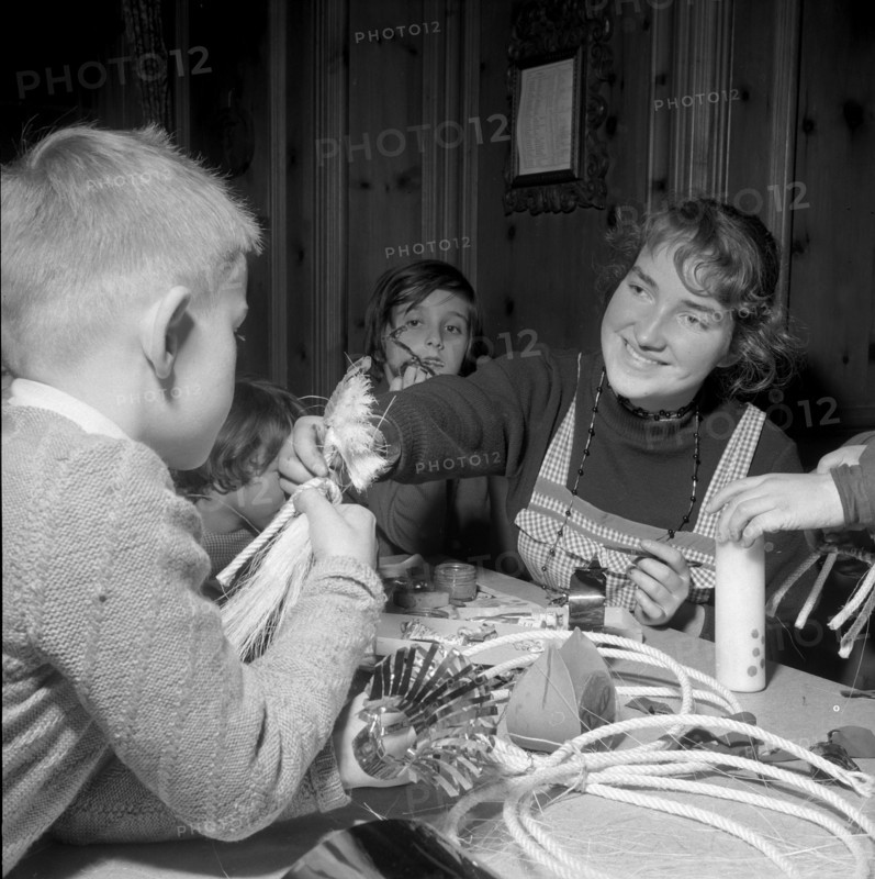 Children making Christmas presents at Lavaterhaus, Zurich 1957.