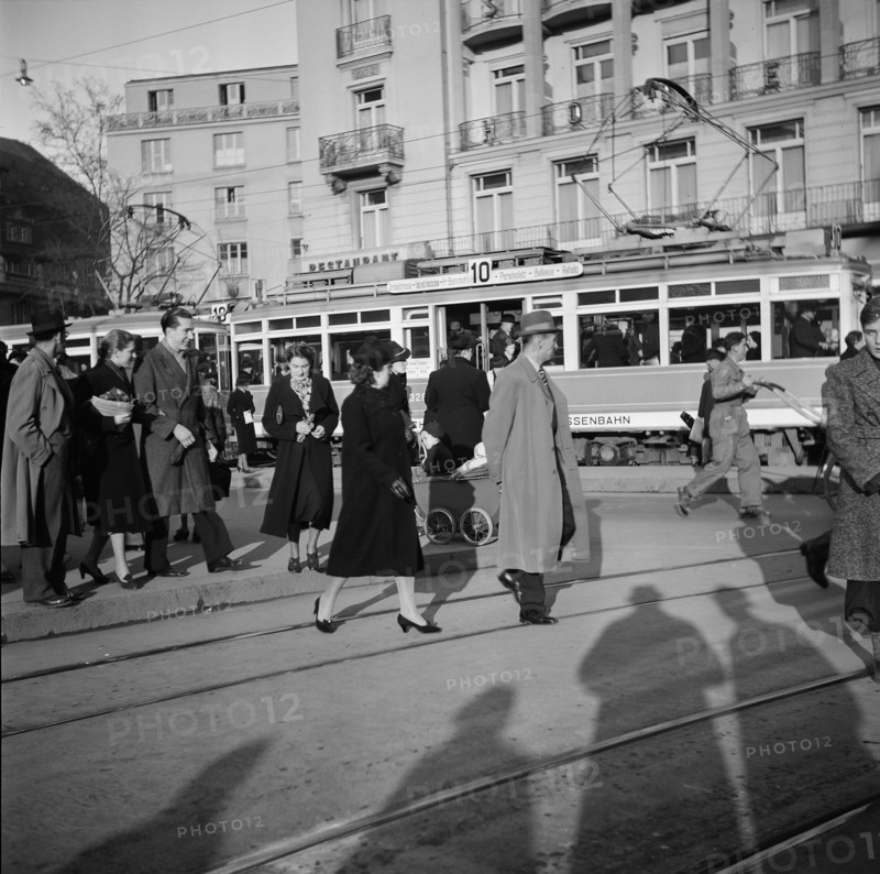 Pedestrian, passser-by;  Paradeplatz; 1941.
