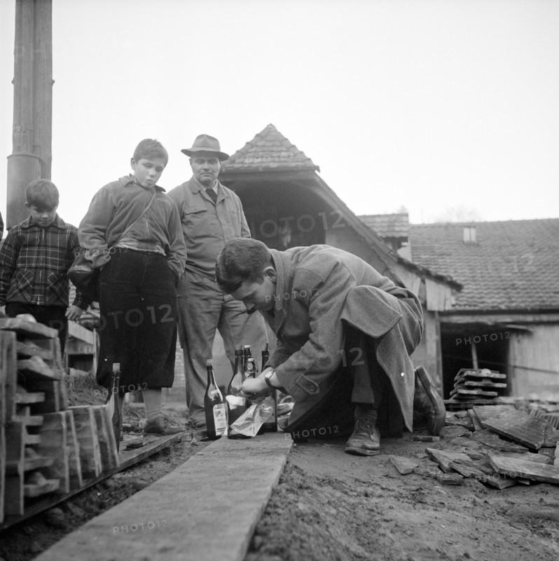 Road lesson in building Molotow-Cocktails, Berne 1956.