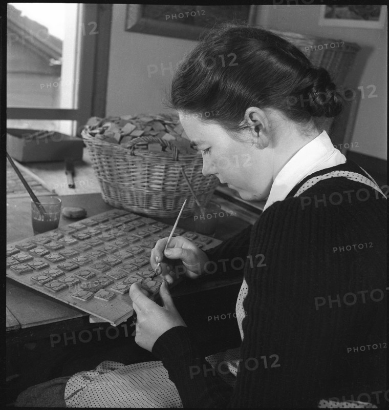 Swiss donation: producing badges, 1942.