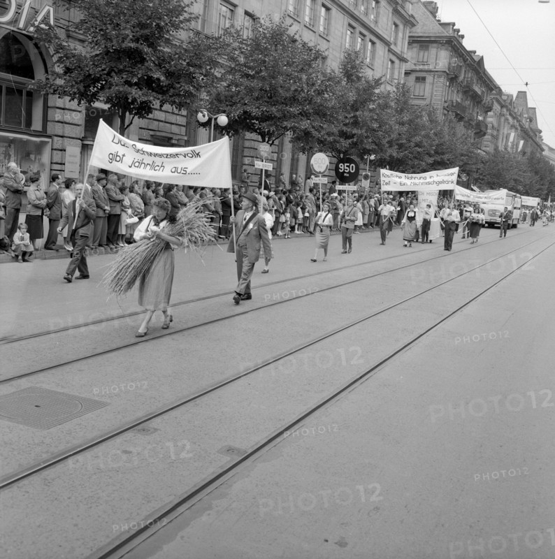SAFFA fair 1958: procession on the Day of Abstinence.