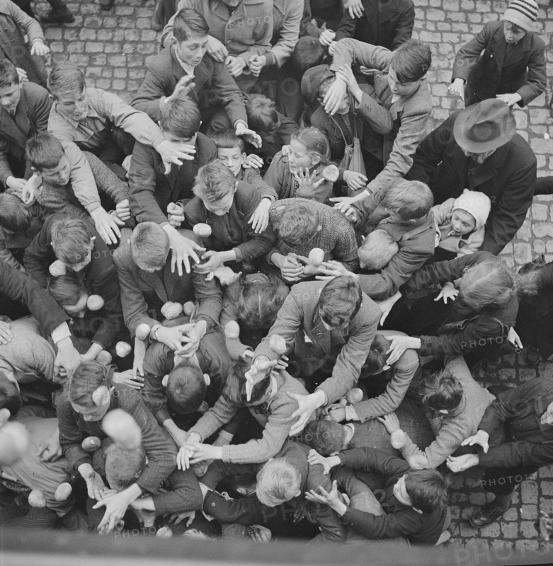 Children catching apples, carnival custom, Schwyz in 1950.