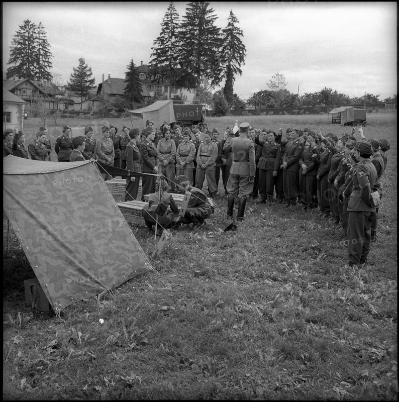 Women soldiers of carrier pigeon service at instruction, Fribourg 1962.