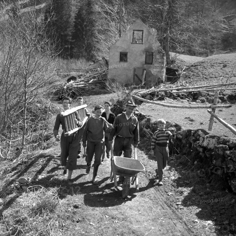 Under the instructions of village pastor Jakob Schiltknecht (front).
