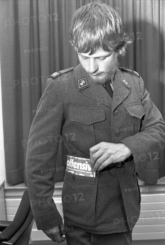 Soldier with servicemen magazine Offensive: 1971.