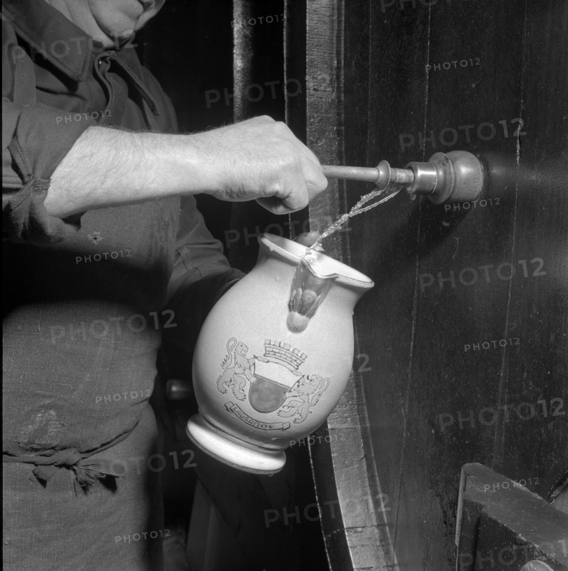 Mise des vins de la ville de Lausanne, wine auction: wine pitcher, 1955.
