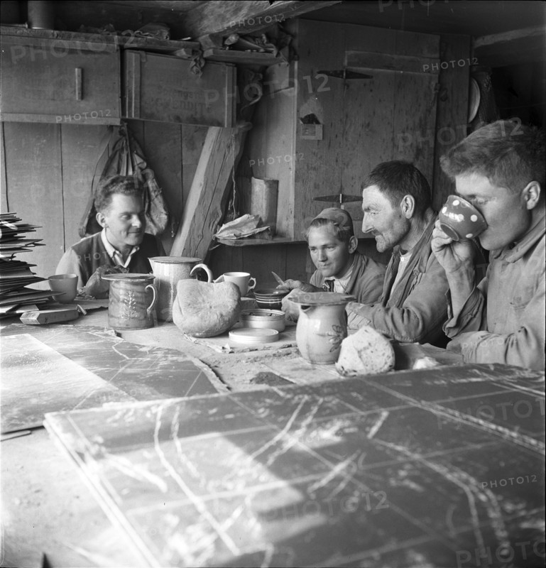 Frutigen, Production of slates; workers have a break; 1946.