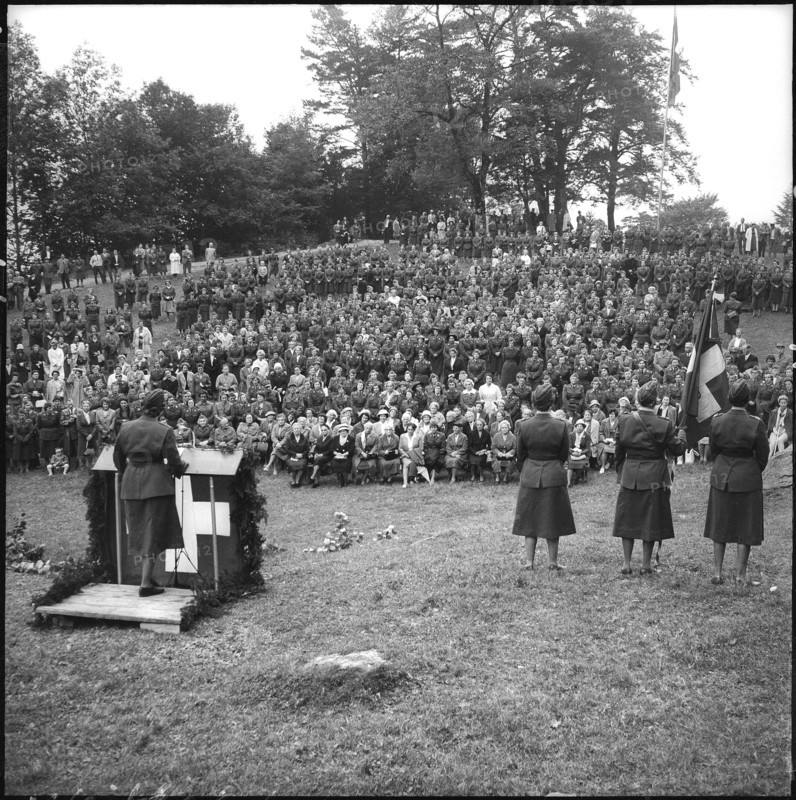 Weitzel, chief of women's military service speaking, Rutli 1960.