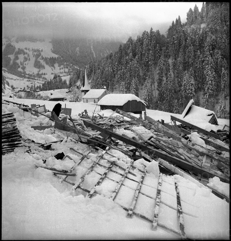 Jaun, 29 buildings destroyed by avalanche in the evacuated village; 1954.