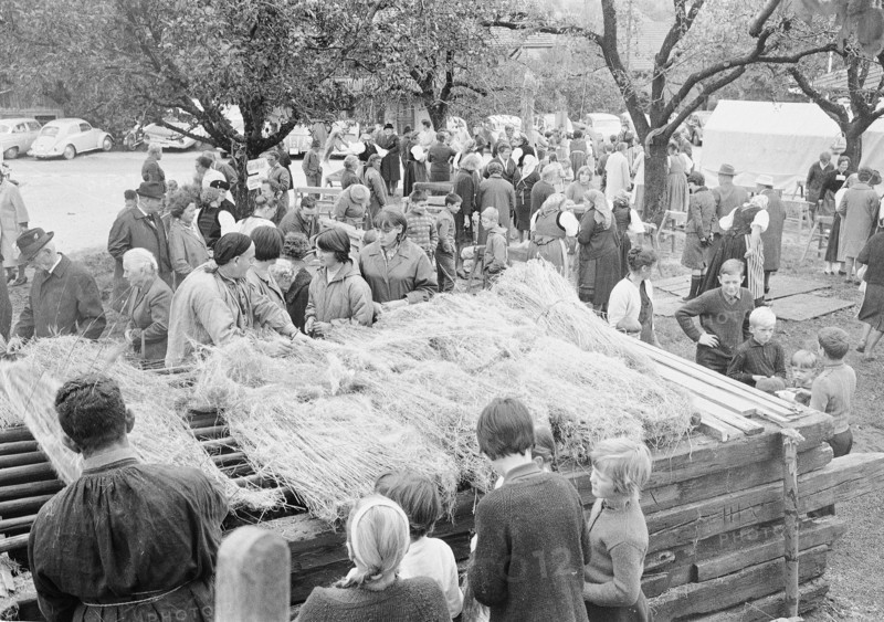Braechete, public demonstration of handicraft in Zaeziwil, 1965.