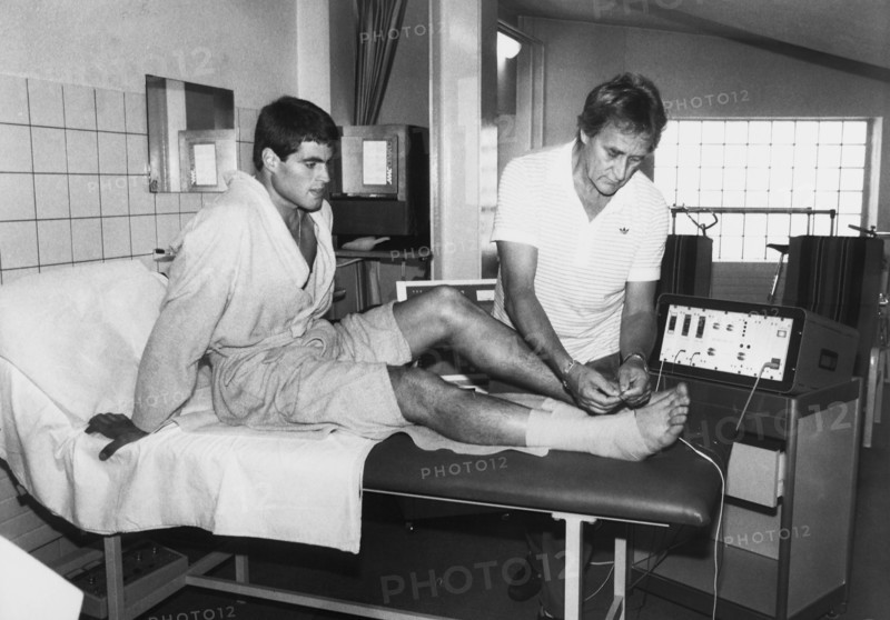 Andy Egli and masseur Hans Brunner 1982.