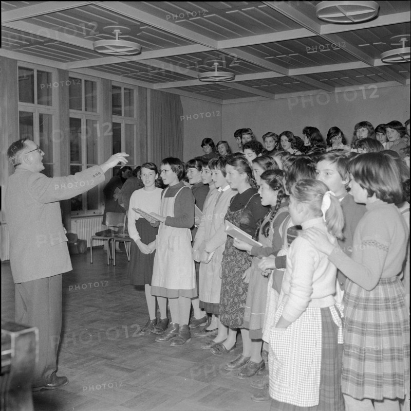 School class at rehearsals: choir concert for help in Hungary, Zurich 1956.