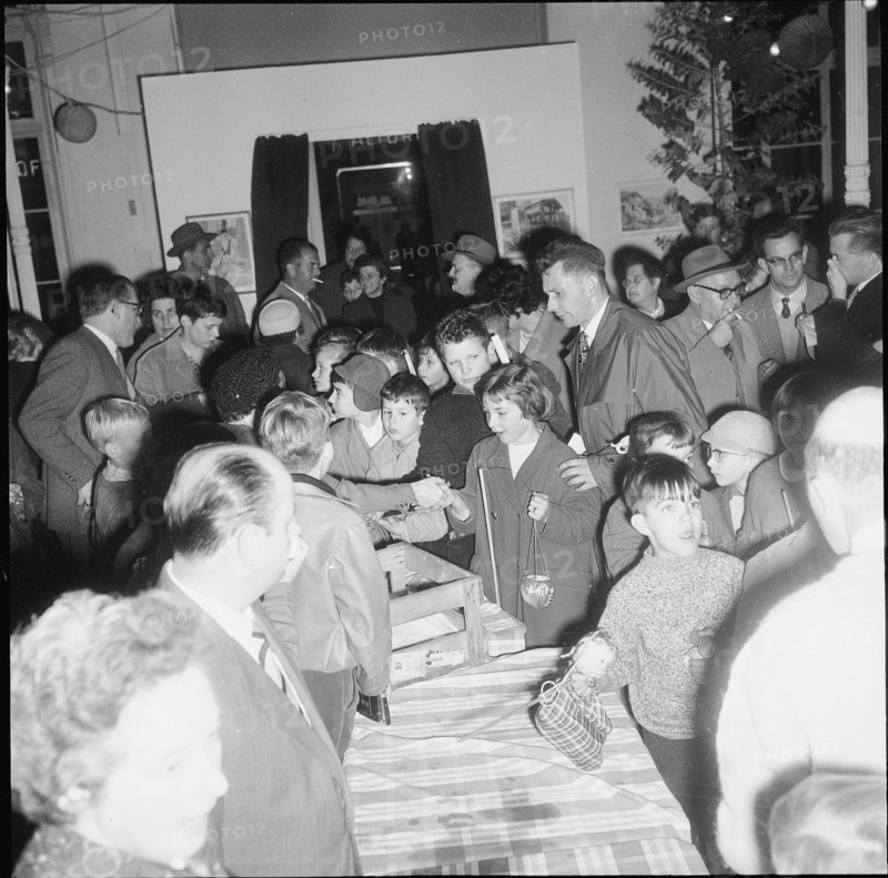 Distribution of the Rabeliechtli to the children, Zurich 1960.