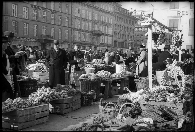 Onion market in Berne, 1945.