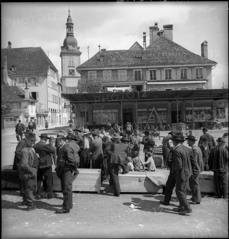 People on the Market in Bulle, 1946.
