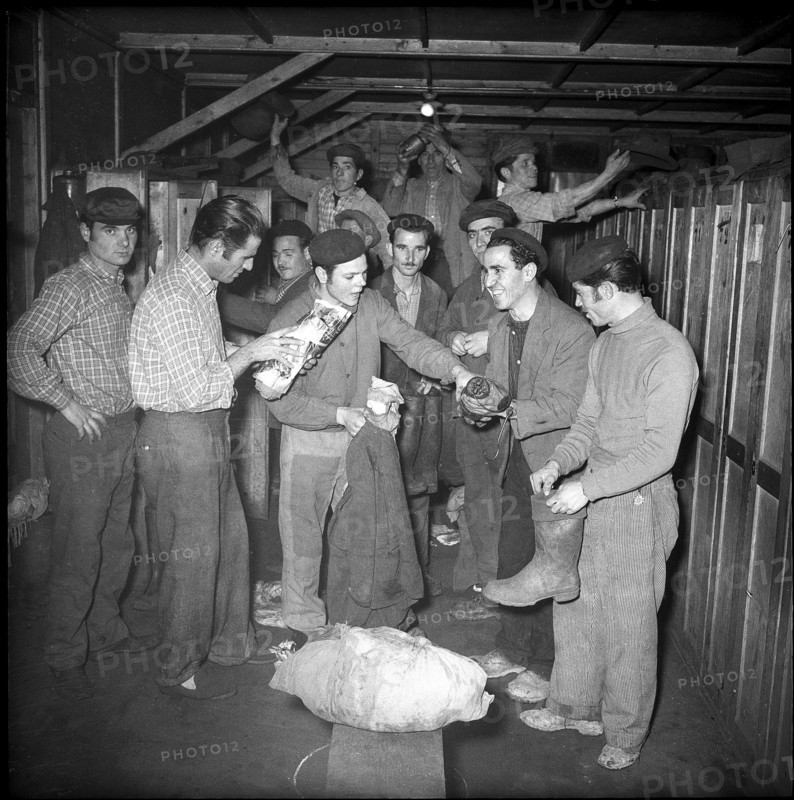Valais, Grone coal mine, miners in the dressing room; 1957.