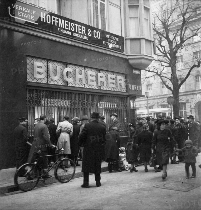 Zurich, break-in at Bucherer; nosy persons crowding in front of the broken shop window; 1946.